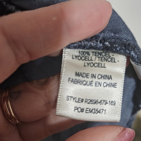 Bella Dahl chambray button down vneck top Size small - Picture 5 of 9